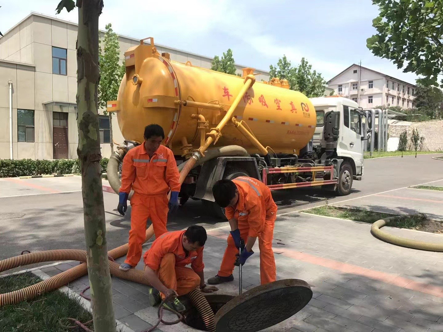 尧都管道疏通车停在窨井附近