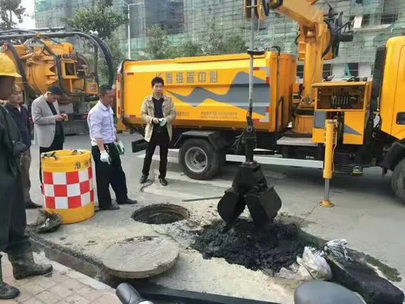尧都街道：网格员化身“清道夫”，为民解忧疏通“堵心”化粪池