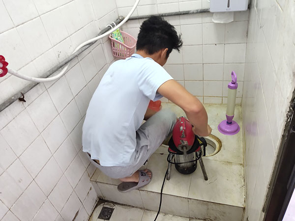 尧都肥皂掉到马桶里把马桶堵住了怎么办？马桶堵住了怎么办
