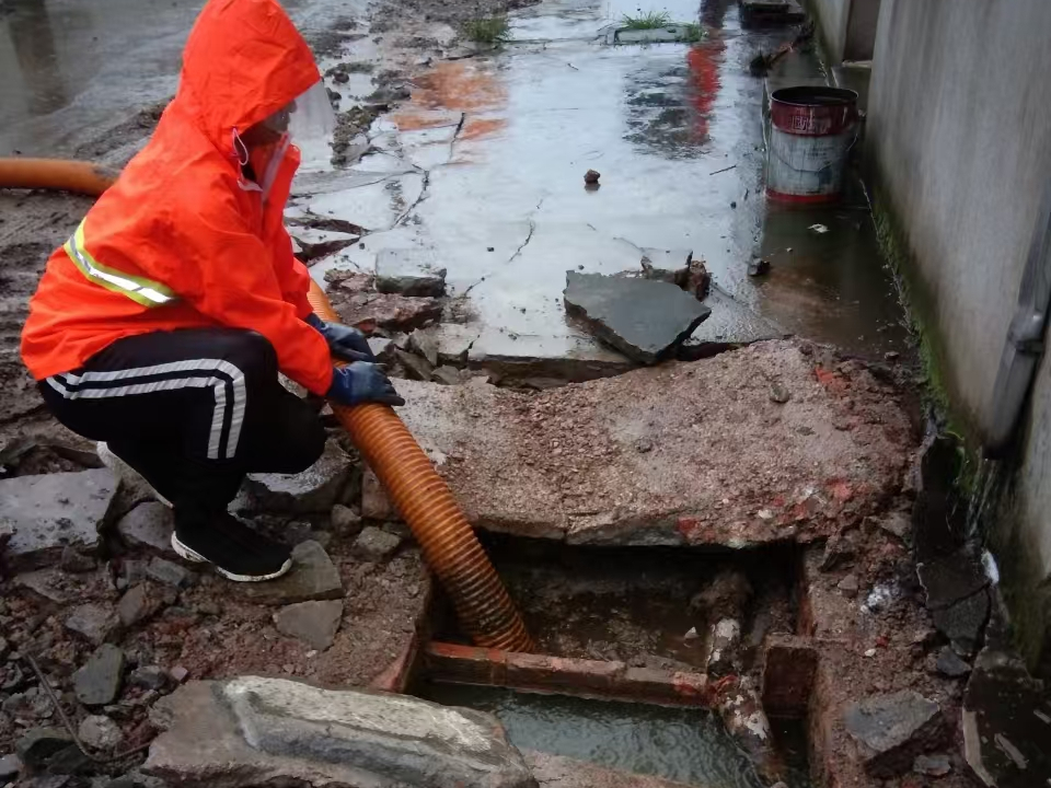 尧都专业清理污水池 炜誉市政以规范流程守护城市 “肠道”